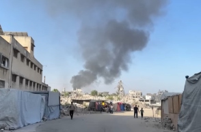 Πυκνός καπνός υψώνεται πάνω από την πόλη της Γάζας μετά τις ισραηλινές επιδρομές