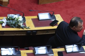 Βουλή: Ενός λεπτού σιγή για τον Απόστολο Βεσυρόπουλο - Ορκίσθηκε η Στέλλα Αραμπατζή