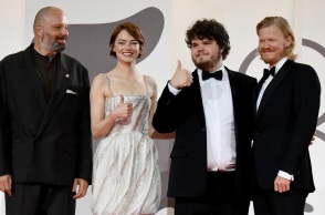 Αποθέωση για το «Bugonia» στη Βενετία: 7λεπτο standing ovation για τον Γιώργο Λάνθιμο και την Έμα Στόουν 