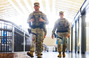 Μέλη της Εθνοφρουράς περιπολούν τους δρόμους του Λος Άντζελες