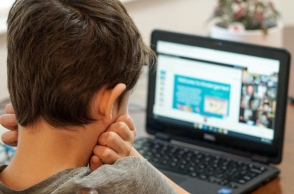 ChatGPT, παιδι μπροστα σε λαπτοπ