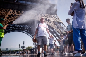 Γαλλία, πυργος του Αιφελ, περαστικοι, καλοκαιρι