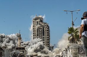 Ο ισραηλινός στρατός ισοπέδωσε 12ώροφο πύργο στη Γάζα