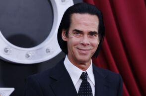 Ο Νικ Κέιβ θα τιμηθεί με Επίτιμο Διδακτορικό από το Royal College of Art στο Λονδίνο, αναγνωρίζοντας το σπουδαίο έργο του στην τέχνη και τη μουσική.