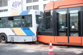 ΣΥΓΚΡΟΥΣΗ ΑΣΤΙΚΟΥ ΛΕΩΦΟΡΕΙΟΥ ΟΑΣΑ ΜΕ ΤΡΑΜ ΣΤΟΝ ΠΕΙΡΑΙΑ (ΓΙΑΝΝΗΣ ΠΑΝΑΓΟΠΟΥΛΟΣ/EUROKINISSI)