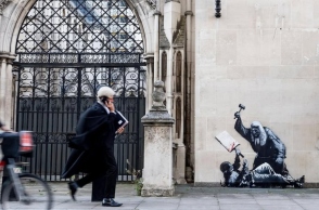 έργο του Banksy έξω από τα Δικαστήρια του Λονδίνου