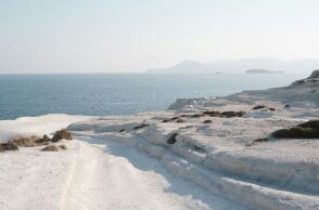 Μήλος: Ανακαλείται η άδεια του 5αστερου ξενοδοχείου στο Σαρακήνικο – Η απόφαση