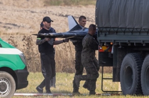 Πολωνικοί στρατιωτικοί στο σημείο συντριβής ρωσικού drone στο χωριό Βόχιν