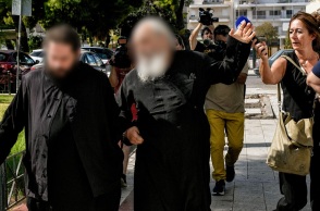 Καλάβρυτα: Στον ανακριτή ο ηγούμενος για την υπόθεση αρχαιοκαπηλίας - Η χειρονομία σε δημοσιογράφο