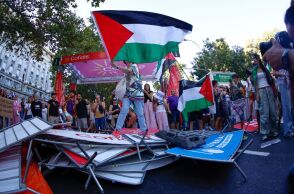 Διαδηλώσεις υπέρ της Παλαιστίνης διέκοψαν τον τερματισμό διάσημου ποδηλατικού αγώνα στην Ισπανία