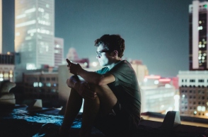 παιδι κοιτα κινητο σε ταρατσα