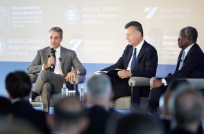 Ο Κυριάκος Μητσοτάκης με τον Αντιπρόεδρο της BlackRock, Φίλιπ Χίλντεμπραντ και τον Αντεμπάγιο Ογκουνλέζι, Πρόεδρο και Διευθύνοντα Σύμβουλο της Global Infrastructure Partners