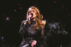 Adele: Η ζωή της γίνεται βιβλίο - Υπογράφει συμβόλαιο πολλών εκατομμυρίων 