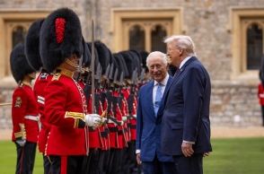 Ο Κάρολος με τον Τραμπ επιθεωρούν την Τιμητική Φρουρά κατά τη διάρκεια της επίσημης επίσκεψης στο Κάστρο του Ουίνδσορ 