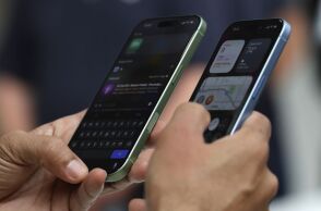 Το νέο iOS 26 της Apple φέρνει μεγάλες αλλαγές, αλλά αφήνει εκτός παλαιότερα μοντέλα iPhone, μειώνοντας την αξία και την υποστήριξή τους.