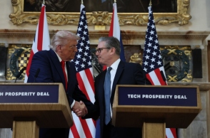 Ο Ντόναλντ Τραμπ και ο Βρετανός πρωθυπουργός Κιρ Στάρμερ  σε συνέντευξη Τύπου στο Τσέκερς, την εξοχική κατοικία του πρωθυπουργού 