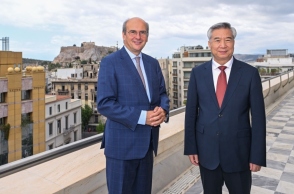 Ο αντιπρόεδρος της κυβέρνησης Κωστής Χατζηδάκης με τον Li Xi, αξιωματούχο του Κομμουνιστικού Κόμματος Κίνας	