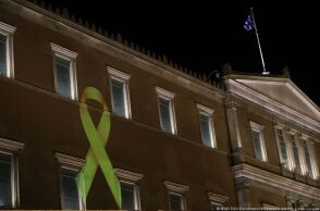 Το σύμβολο της μάχης κατά του παιδικού και εφηβικού καρκίνου φώτισε την Βουλή 