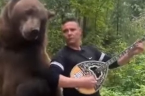 Έλληνας ομογενής παίζει μπουζούκι παρέα με μια αρκούδα