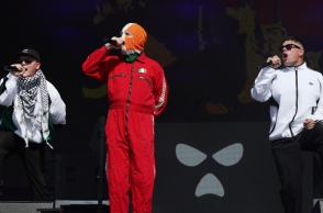 Οι βορειοϊρλανδέζοι Kneecap στο φεστιβάλ Glastonbury 