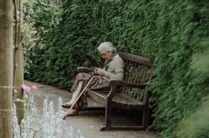 ηλικιωμενη καθεται σε παγκακι