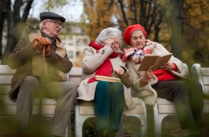 Ηλικιωμένοι σε παγκακι