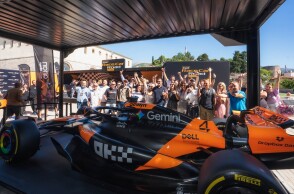 Η ομάδα του ΟΠΑΠ με το showcar της McLaren F1 Team