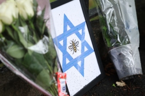 Το αστέρι του Δαβίδ με μια μέλισσα, το σύμβολο του Μάντσεστερ, έχει αφεθεί στο σημείο της τρομοκρατικής επίθεσης στο Μάντσεστερ της Βρετανίας