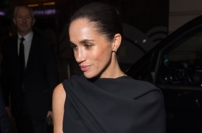 «Γέλια» της Μέγκαν Μαρκλ στην πτώση μοντέλου στην Εβδομάδα Μόδας του Παρισιού - Αντιδράσεις για τη συμπεριφορά της