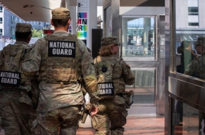 μέλη της Εθνοφρουράς αναπτύχθηκαν στο Σικάγο