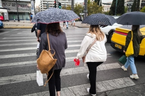 Καιρός, περαστικοι, ομπρέλες