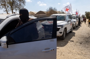 Οχήματα του Ερυθρού Σταυρού μεταφέρουν Ισραηλινούς ομήρους 