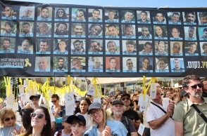 Ισραηλινοί στο Τελ Αβίβ γιορτάζουν την απελευθέρωση ομήρων που κρατούνται από τη Χαμάς 