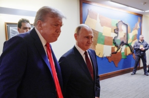 O Ντόναλντ Τραμπ με τον Βλαντιμίρ Πούτιν μετά τη συνάντησή τους στη Βάση Elmendorf-Richardson στο Άνκορατζ της Αλάσκας