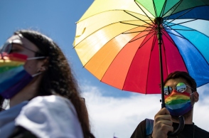 Μέλη της ΛΟΑΤΚΙ κοινότητας κατά τη διάρκεια διαδήλωσης στην Κωνσταντινούπολη