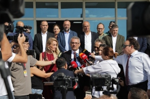 Ο ηγέτης του Ρεπουμπλικανικού Τουρκικού Κόμματος, Τουφάν Ερχουρμάν μετά την ψηφοφορία