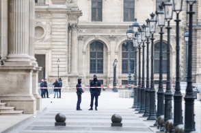 Αστυνομικοί έξω από το Μουσείο του Λούβρου στο Παρίσι