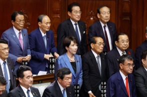 Η Σανάε Τακαΐτσι με τους βουλευτές της ενόψει της εκλογής νέου Πρωθυπουργού στην Ιαπωνία