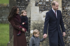 Πώς ο Πρίγκιπας Γουίλιαμ και η Κέιτ Μίντλετον έσπασαν βασιλική παράδοση στη βάπτιση του Πρίγκιπα Γεωργίου