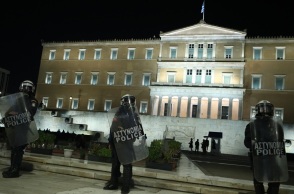 Αστυνομικές δυνάμεις μπροστά από το Μνημείο του Αγνώστου Στρατιώτη λόγω πορείας