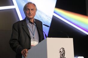 Ρίτσαρντ Ντόκινς: «Το Nature ευνοεί συγγραφείς λόγω ταυτότητας και όχι επιστημονικής αξίας»