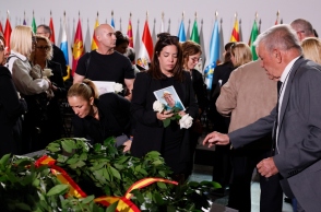 Μνημόσυνο για τα θύματα των περσινών φονικών πλημμυρών στη Βαλένθια της Ισπανίας