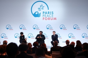 Ο Γάλλος πρόεδρος Εμανουέλ Μακρόν, η πρωθυπουργός των Μπαρμπάντος Μία Αμόρ Μότλεϊ και η Γαλλίδα υπουργός Οικολογικής Μετάβασης, Μονίκ Μπαρμπού, στη 10η επέτειο της Διακήρυξης του Παρισιού 