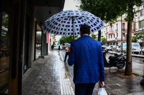 Καιρός, περαστικοι, ομπρέλες