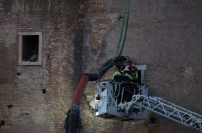 Ρώμη: Μάχη με τον χρόνο για τον απεγκλωβισμό εργάτη κάτω από τα ερείπια του μεσαιωνικού πύργου Torre dei Conti