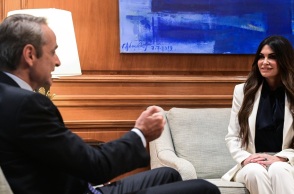 H συνάντηση Μητσοτάκη και Γκίλφοϊλ με μαθητές δημοτικού έξω από το Μέγαρο Μαξίμου 