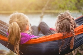 παιδια στην κουνια© Unsplash/Janko Ferlič