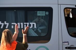 «Με κακοποίησαν για να με συντρίψουν»: Πρώτη δημόσια καταγγελία ομήρου για σεξουαλική βία στη Γάζα