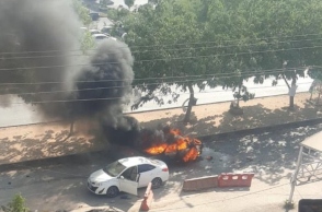 Πακιστάν, αυτοκινητο καιγεται