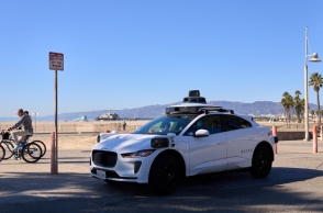 Ρομποτικό ταξί της Waymo στο Λος Άντζελες